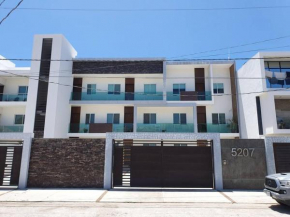 Departamento a una calle de playa y Zona dorada